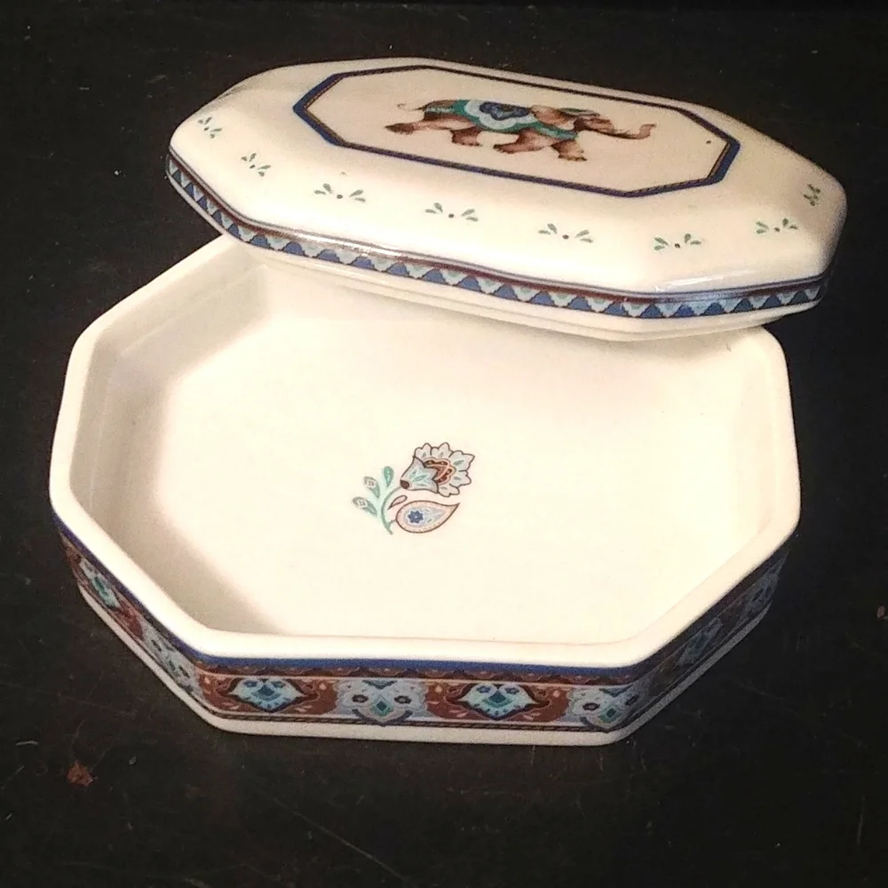 Vera Bradley Porcelain Dresser Lidded Elephant Trinket Dish L- 4